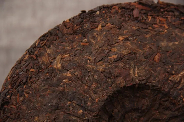 如何判斷普洱茶是否發(fā)霉？發(fā)霉的普洱茶應(yīng)該怎么處理？