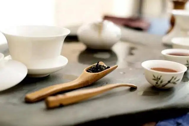 為什么有時喝茶嗓子會發(fā)干？